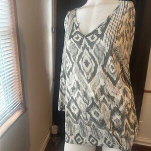 Chico's Green/White Ikat pattern tie bottom V-neck 3/4 sleeves blouse, size 3/16
